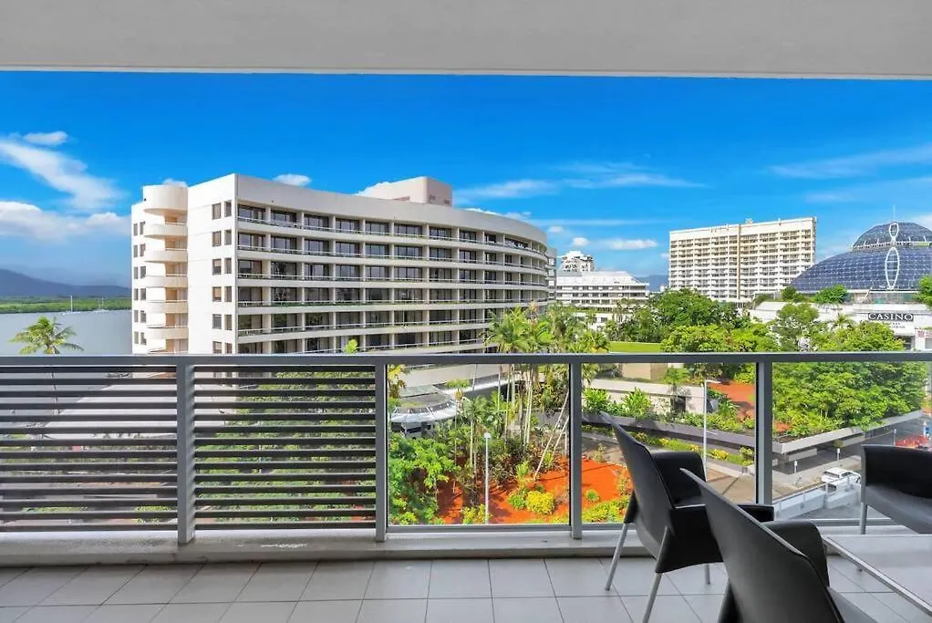 Horizons At Harbour Lights - Tropical Poolside Flair Apartamento Cairns 0*,  Austrália