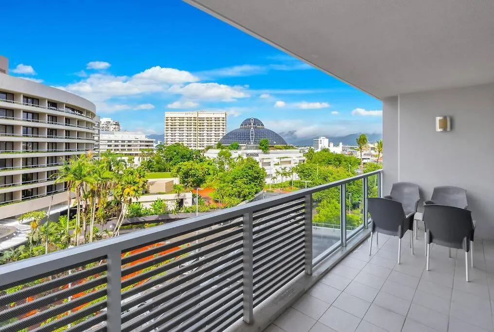 Appartement Horizons At Harbour Lights - Tropical Poolside Flair à Cairns